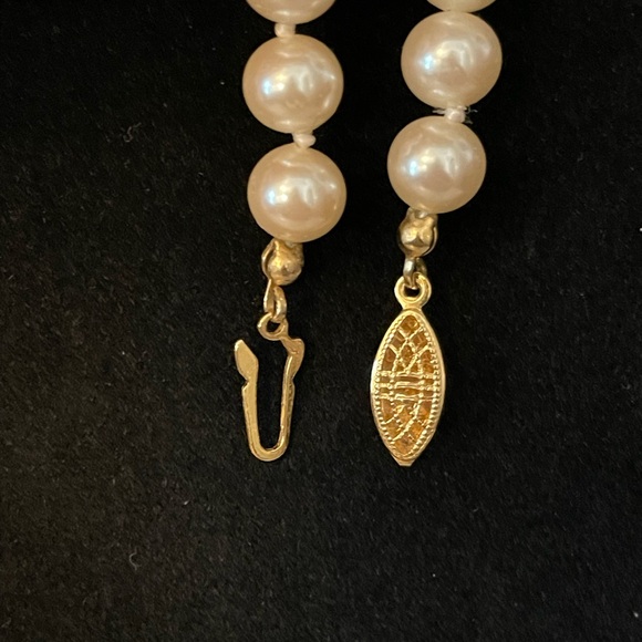 Vintage Faux Pearl Necklace with Excellent Clasp - Picture 6 of 7